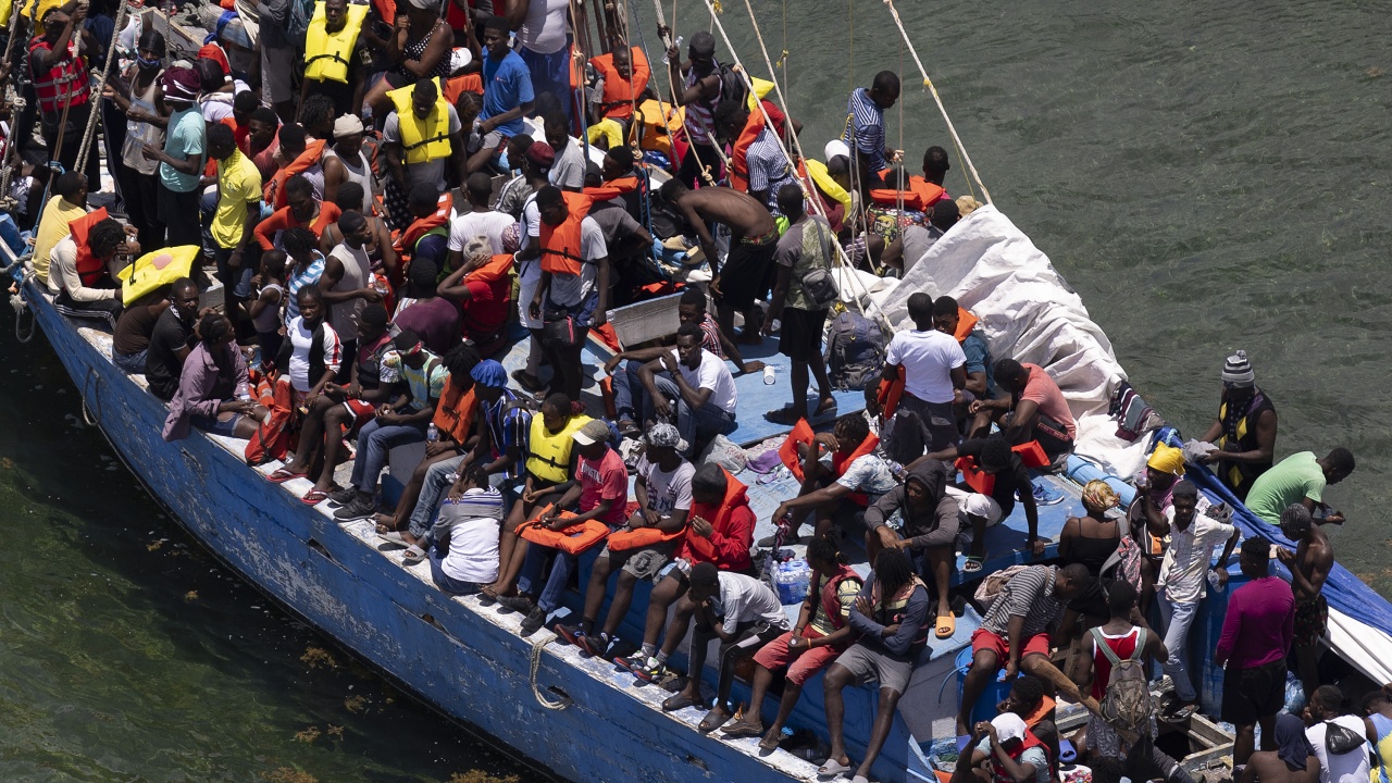 Кипър спаси 300 мигранти в лодка, поела към Италия