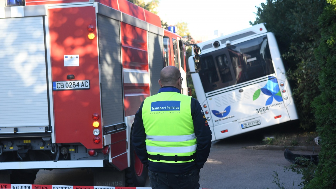 7 души остават в болница, след като автобус на градския транспорт катастрофира в София