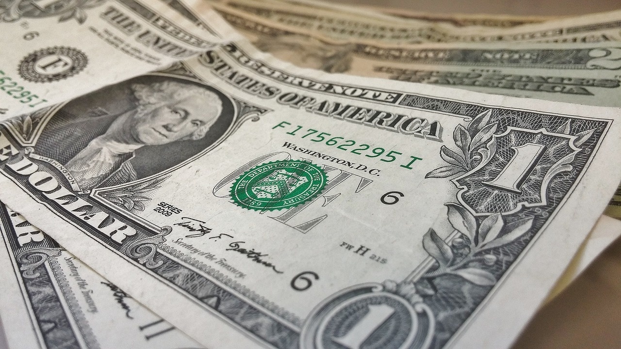 Доларът достигна 20-годишен максимум заради войната в Украйна