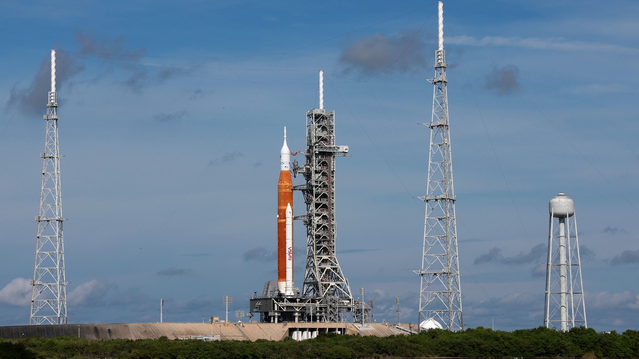 НАСА зареди с гориво ракетата за полет до Луната преди поредния тест