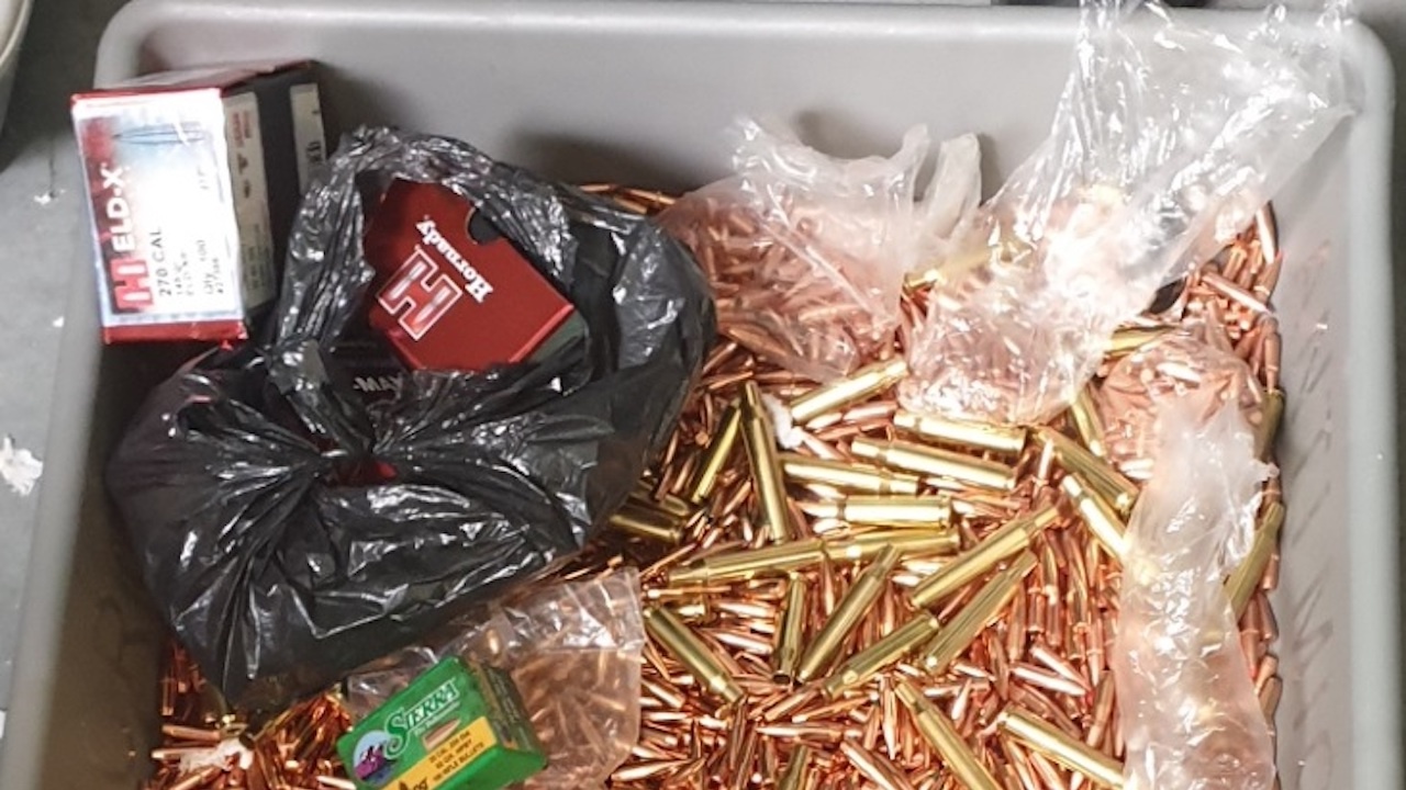 Контрабандни части за боеприпаси в багажа на пътник на МП Летище Варна