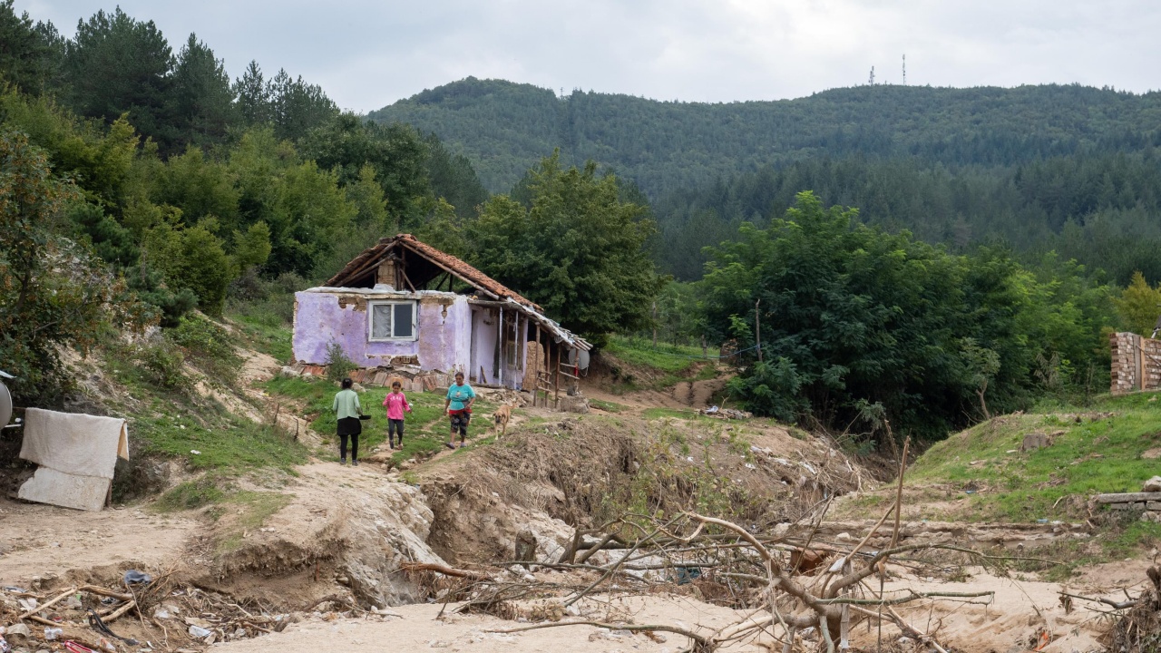 Второкласници събраха средства в помощ на пострадалите при наводненията в Карловско