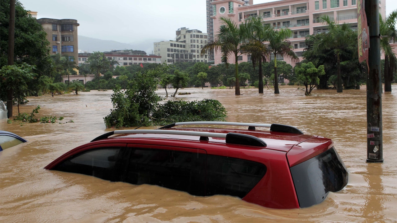 Над 120 са ранените при преминаването на тайфуна Нанмадол в