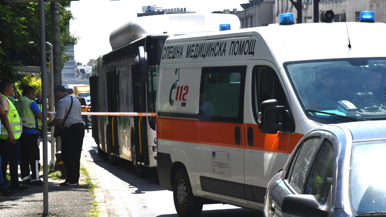 Автобус на градския транспорт в София блъсна 10 души на