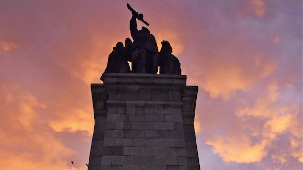 Светлините около Паметника на съветската армия в София бяха изключени