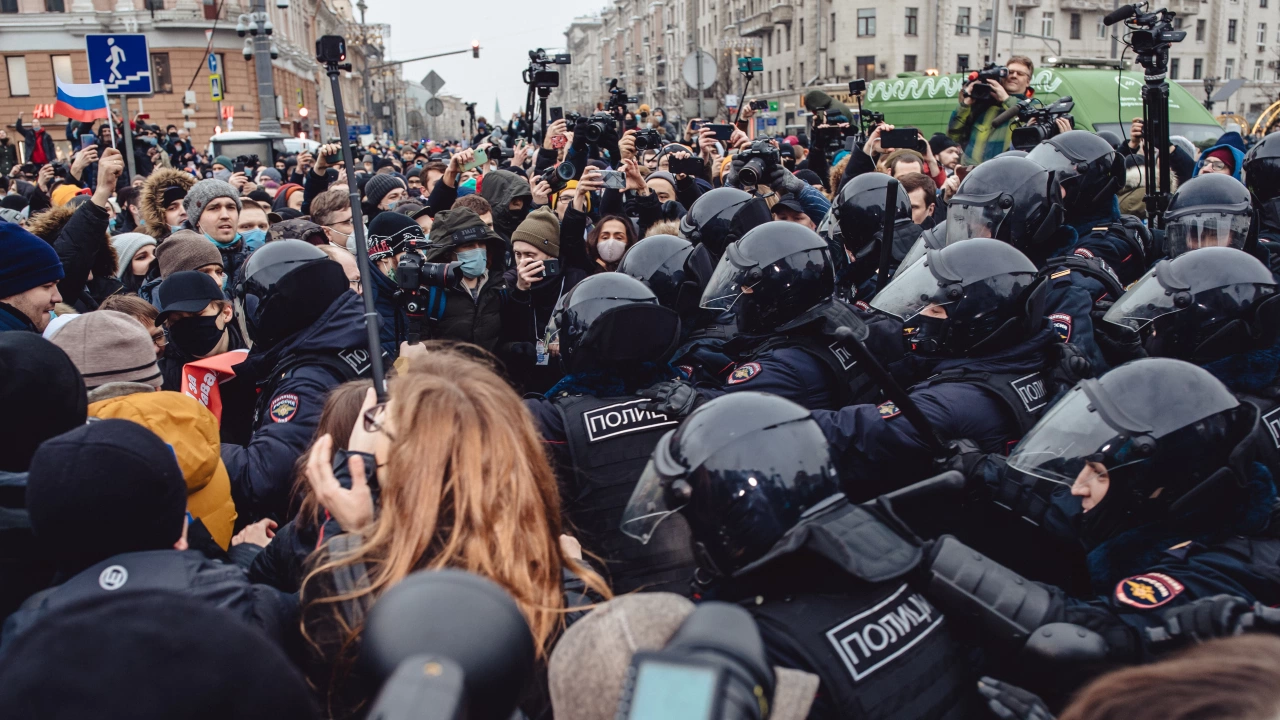Руската полиция е арестувала хиляди протестиращи срещу решението на Кремъл