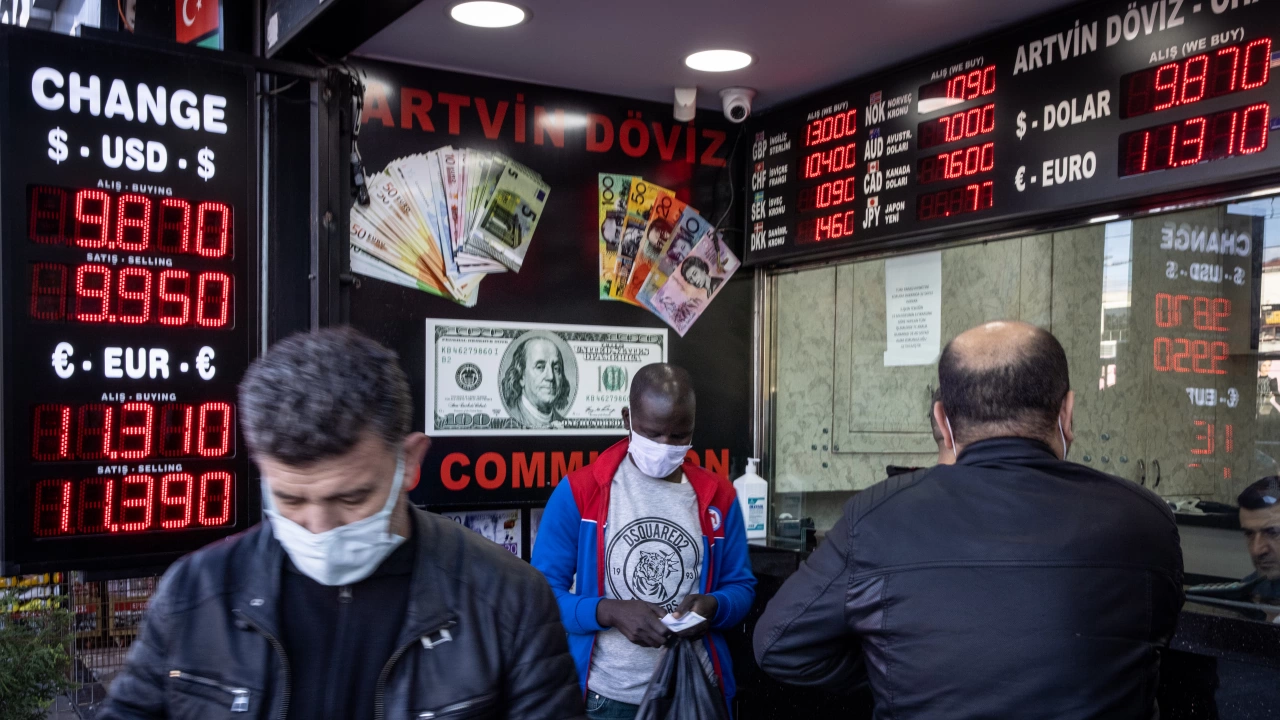 Курсът на турската лира спрямо долара достигна исторически минимум преди
