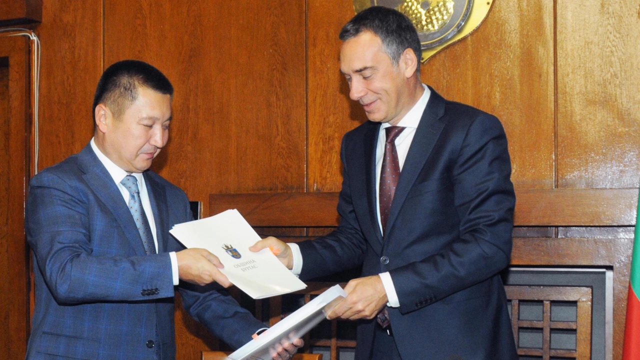 Кметът на Бургас и кметът на казахстанския град Павлодар подписаха