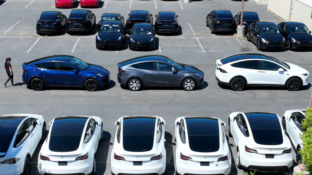 Американският производител на електромобили Tesla обяви изтеглянето на около 1 1 млн