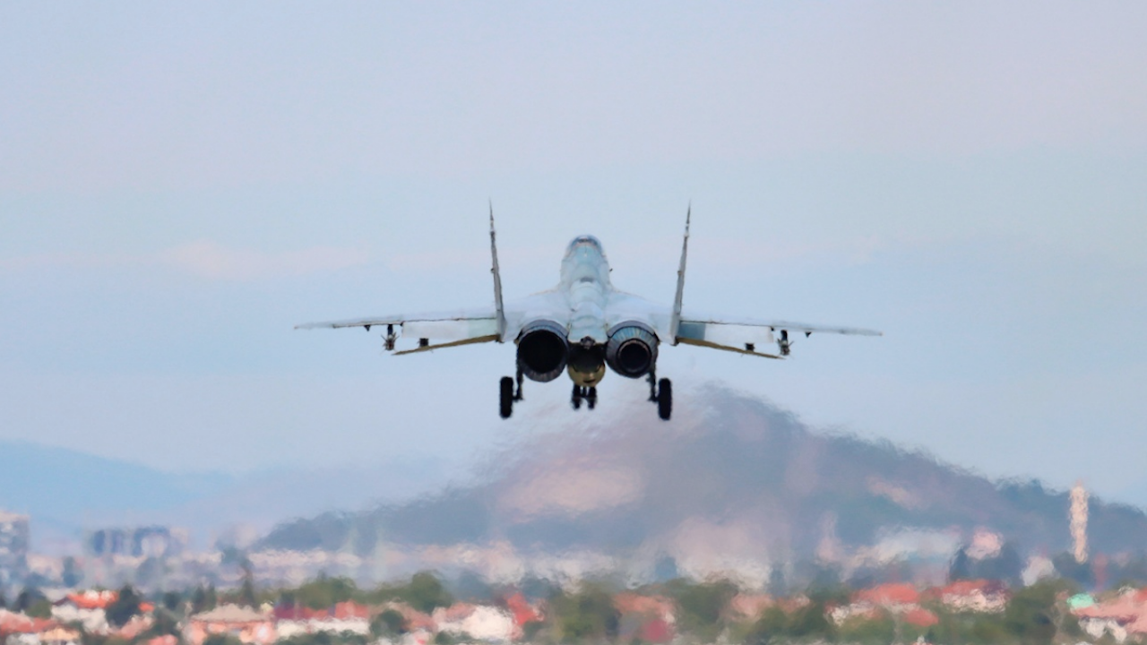 14 пилоти ще могат да управляват изтребителите F-16 у нас