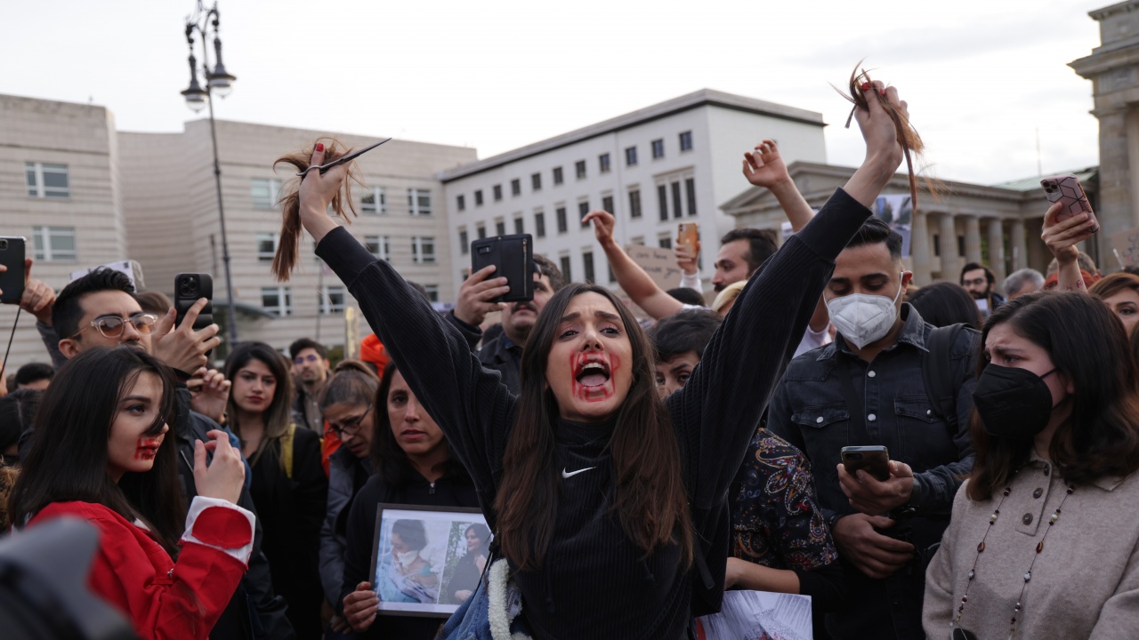 Протестите в Иран: "Казаха, че ако се оплакваме, ще ни изнасилят"