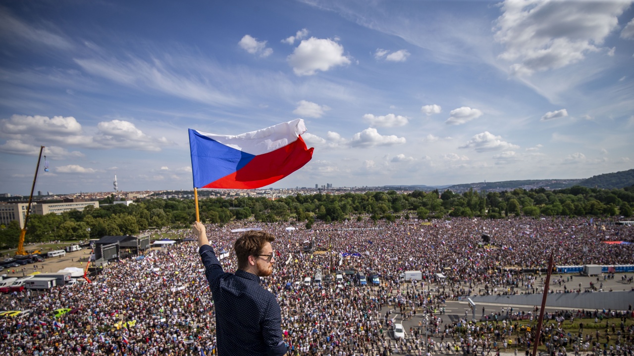 Хиляди демонстранти се събраха отново днес в чешката столица, за