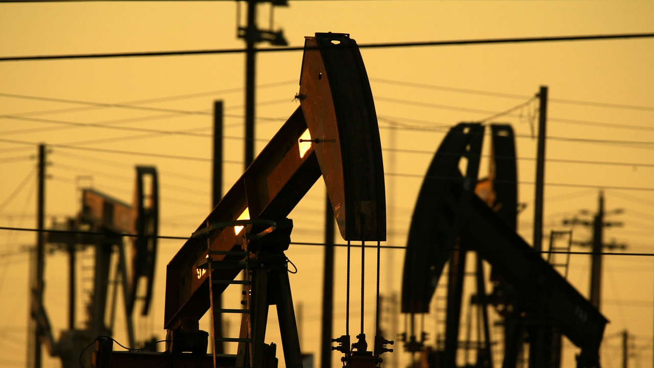 Петролът поевтинява под натиска на силния долар и икономическите тревоги