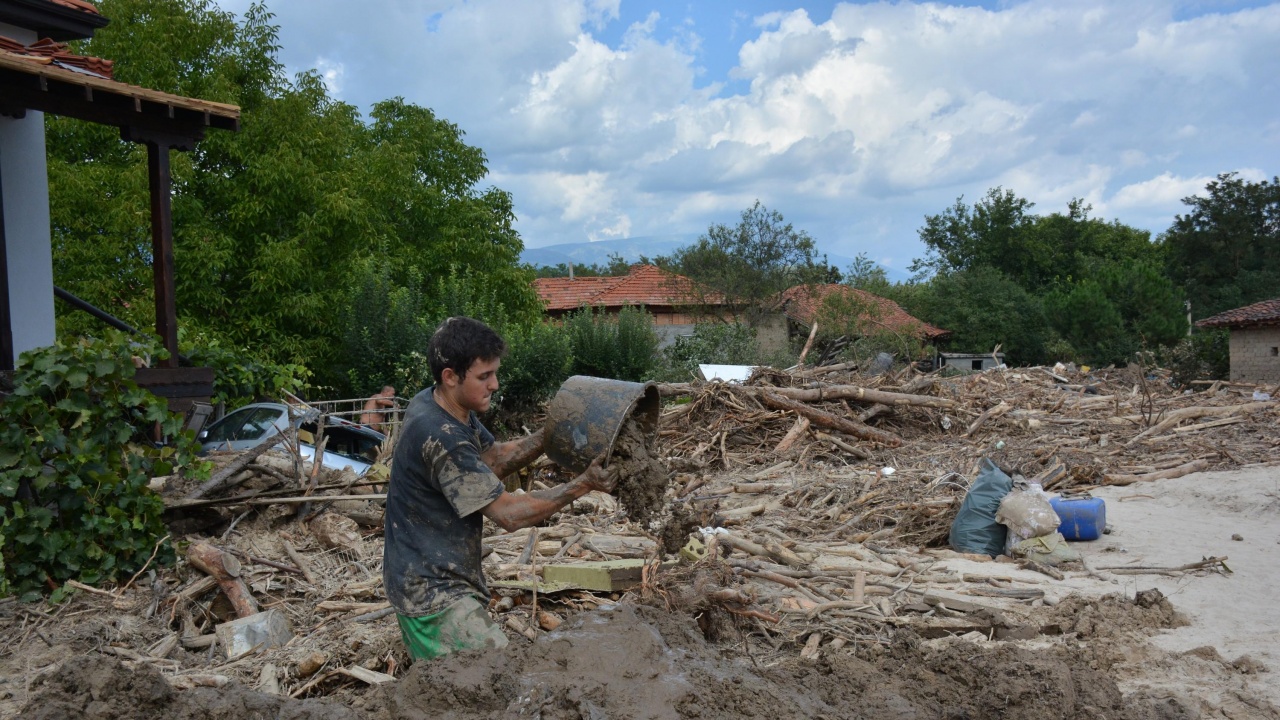 Ето колко средства отпускат на пострадалите хора от наводнените села в Карловско