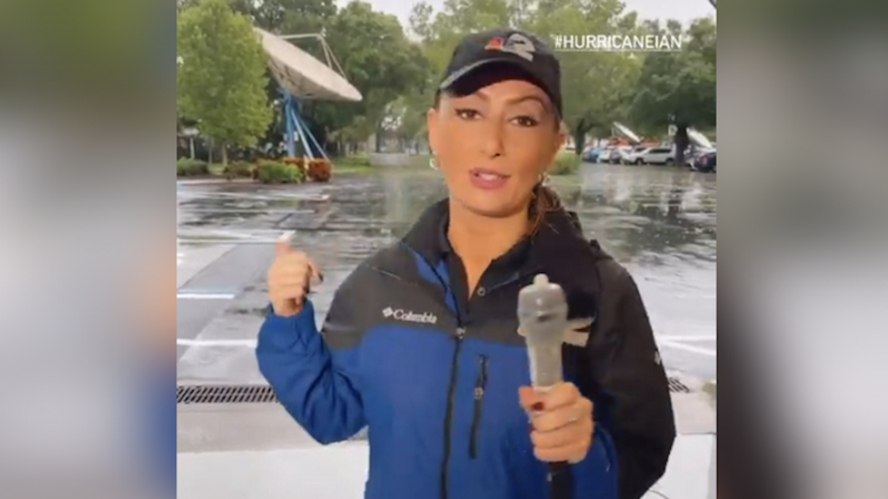 Репортерка се превърна неволно в сензация при отразяването на урагана Иън
