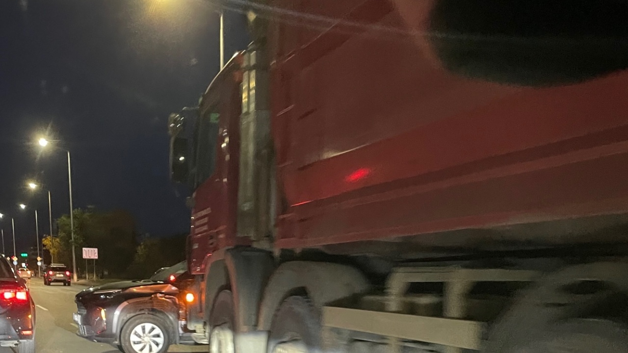 Кола и камион се сблъскаха в София