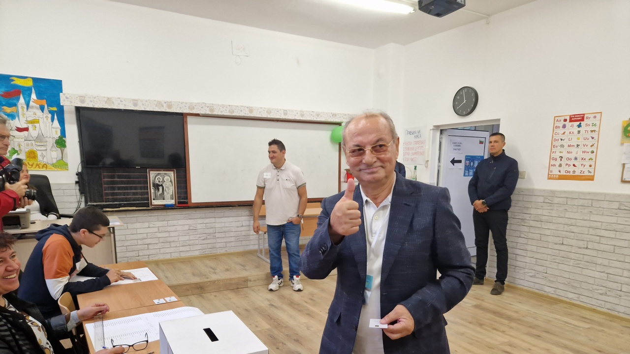 Ахмед Доган гласува за бъдещето на България, което няма да е розово