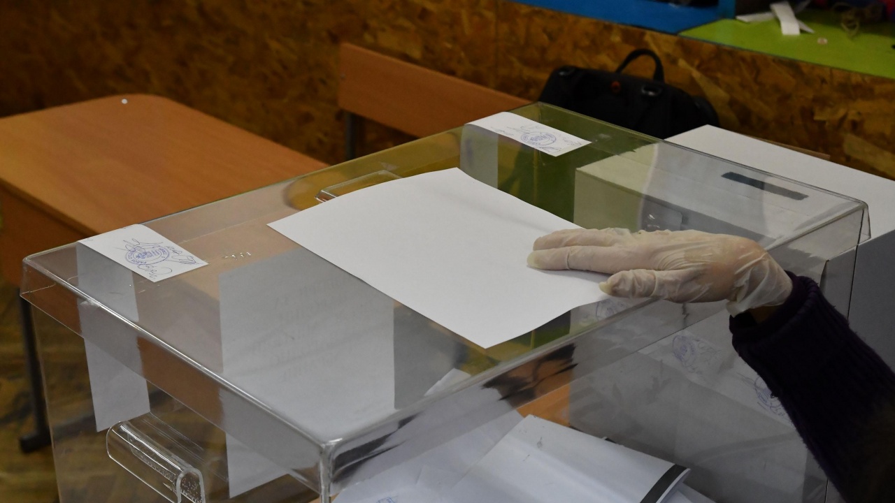Трима столетници гласуват в Пернишко