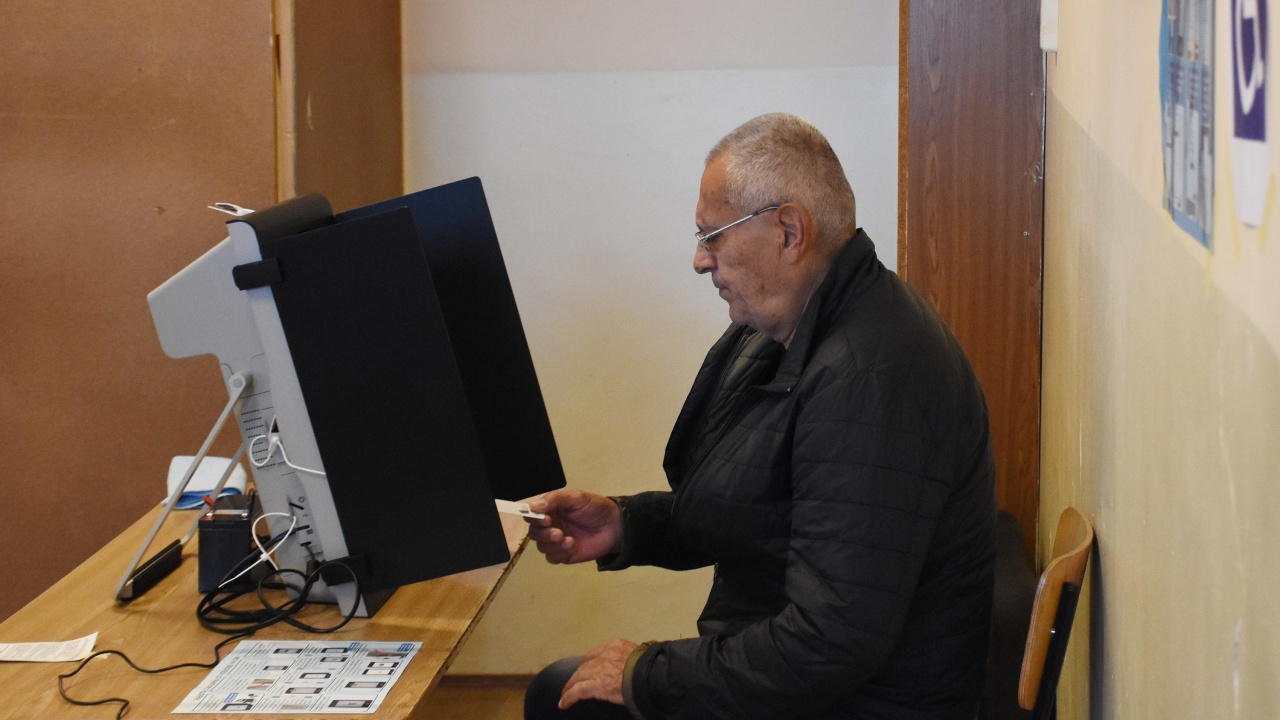 В една секция в Плевен е преустановено гласуването с машина