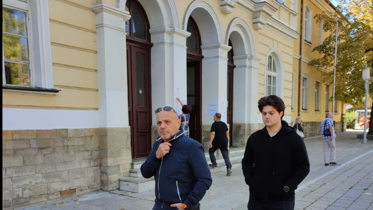 Томислав Дончев заведе сина си да гласува за пръв път