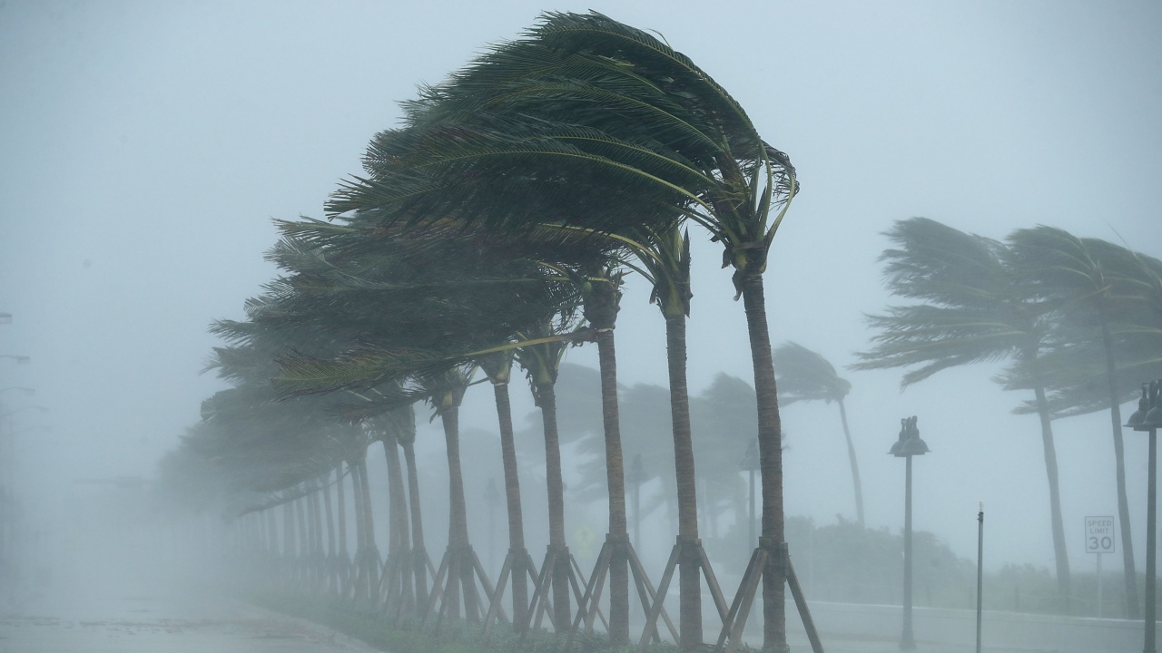 С приближаването си към Мексико ураганът Орлийн набира мощ