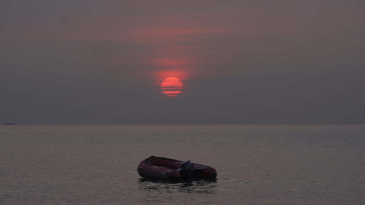 Четирима мъртви на борда на лодка с мигранти край Канарските острови, 29 са в неизвестност