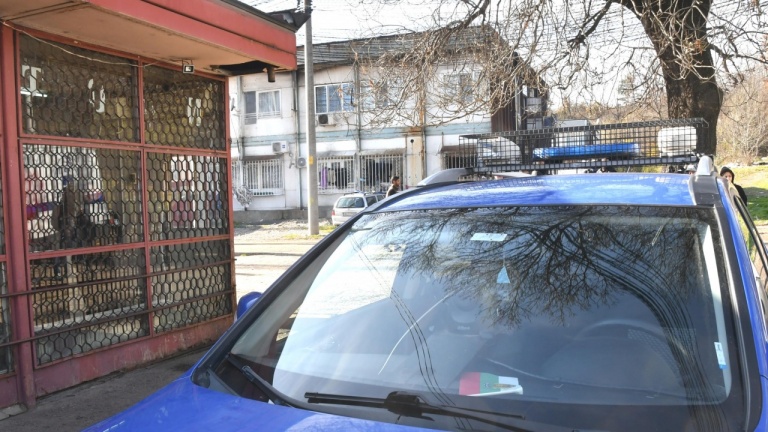 С полицейски ескорт: Машините за вота тръгват към избирателните секции
