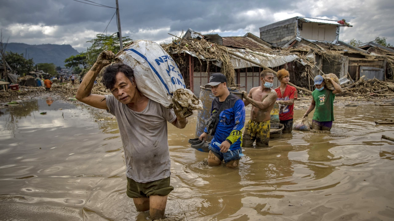Осем са вече потвърдените загинали при преминаването на тайфуна Нору