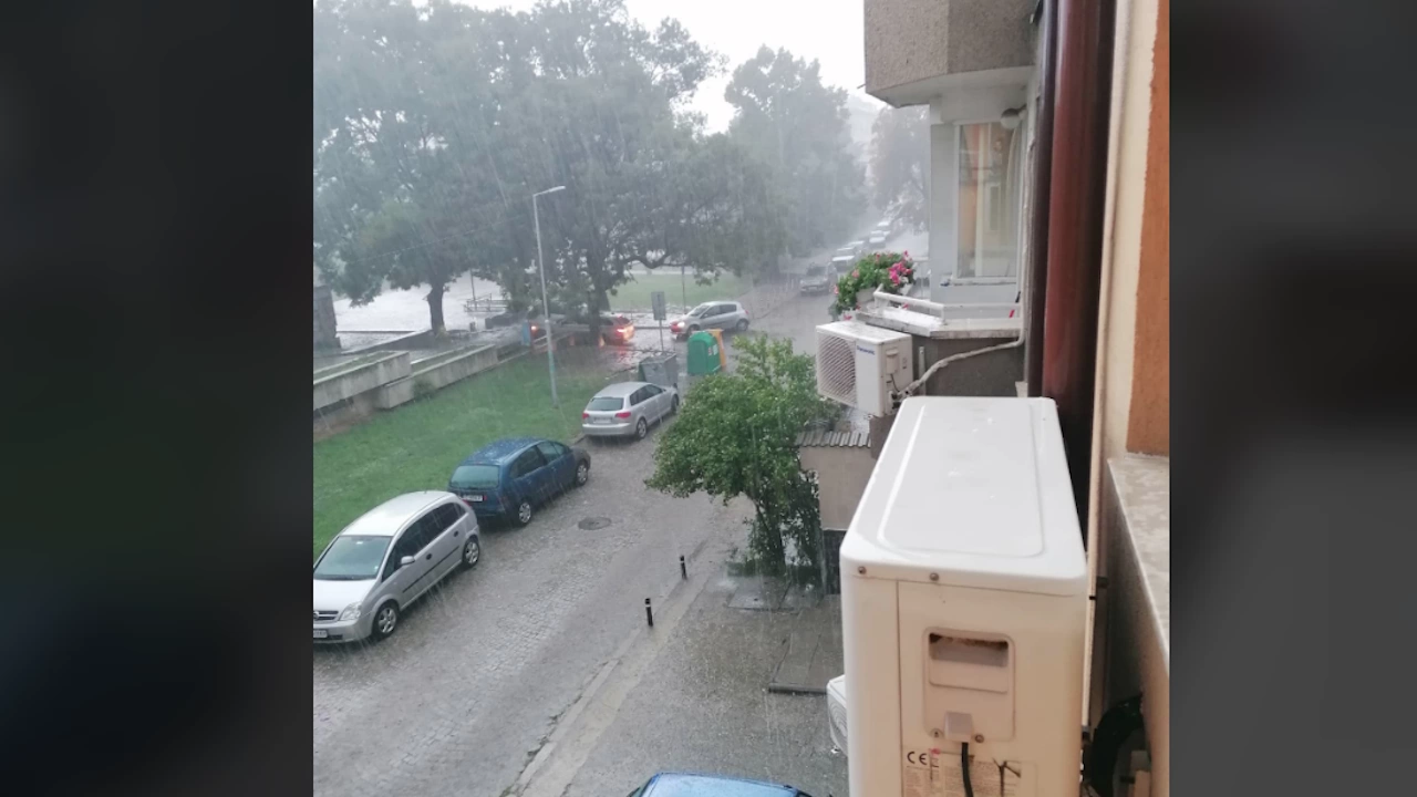 Силна гръмотевична буря съпроводена с градушка  удари София преди минути