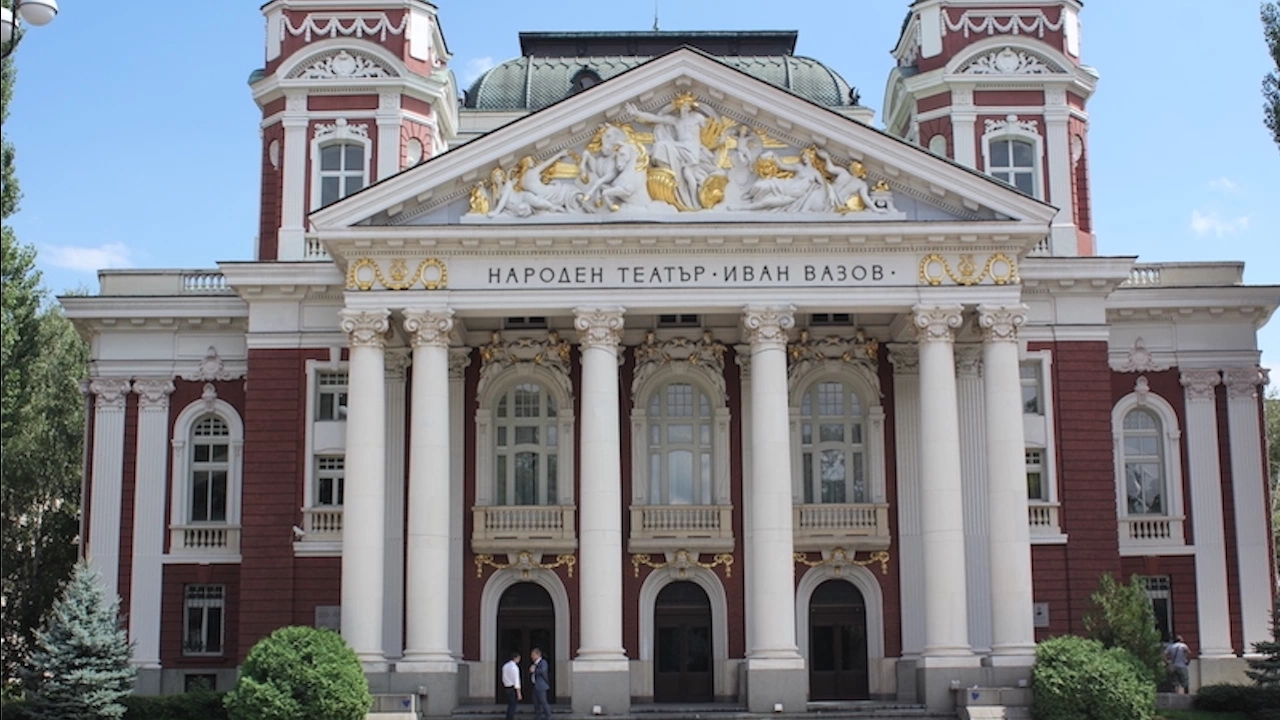 Сериозни щети върху сградата на Народния театър Иван Вазов е