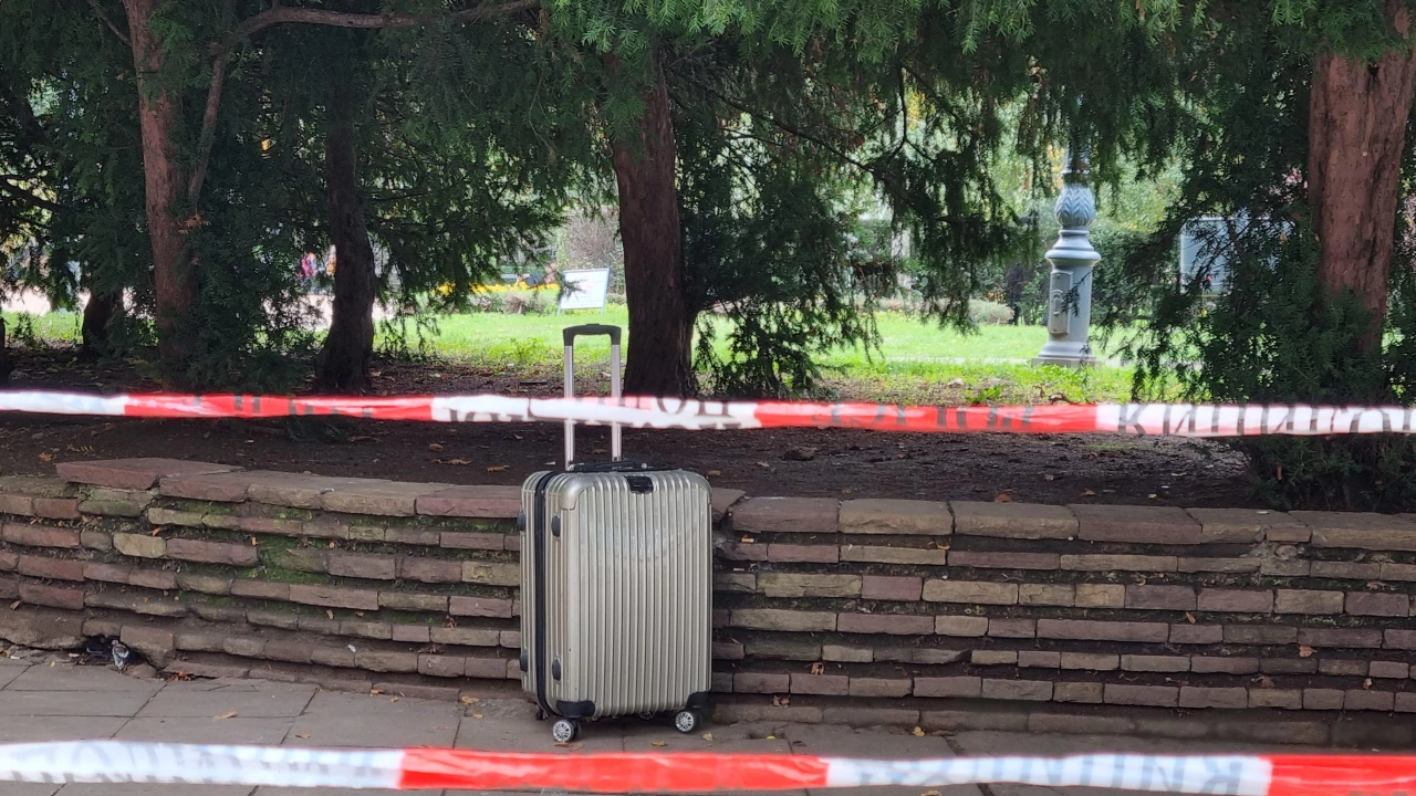 Изоставен куфар блокира трафика в центъра на София съобщава Нова
