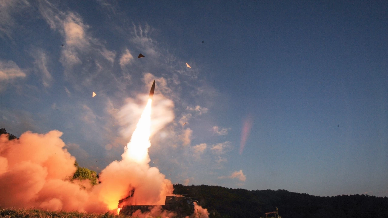 Северна Корея изстреля днес две балистични ракети от източния си