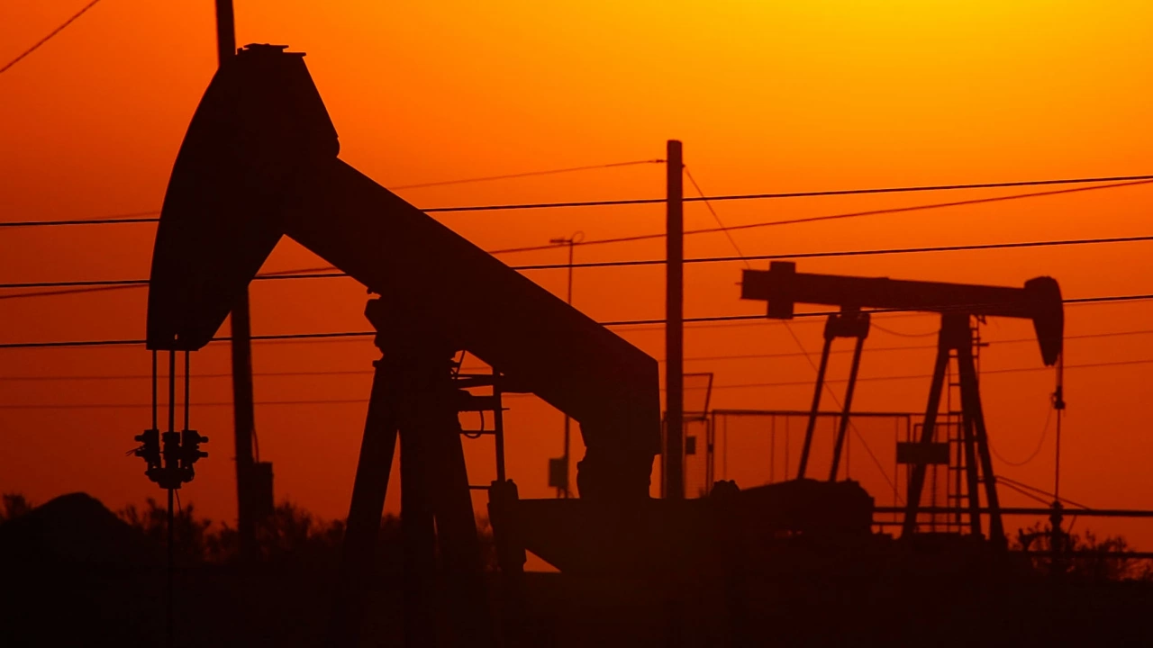 Цените на петрола се задържаха почти без промяна в азиатската