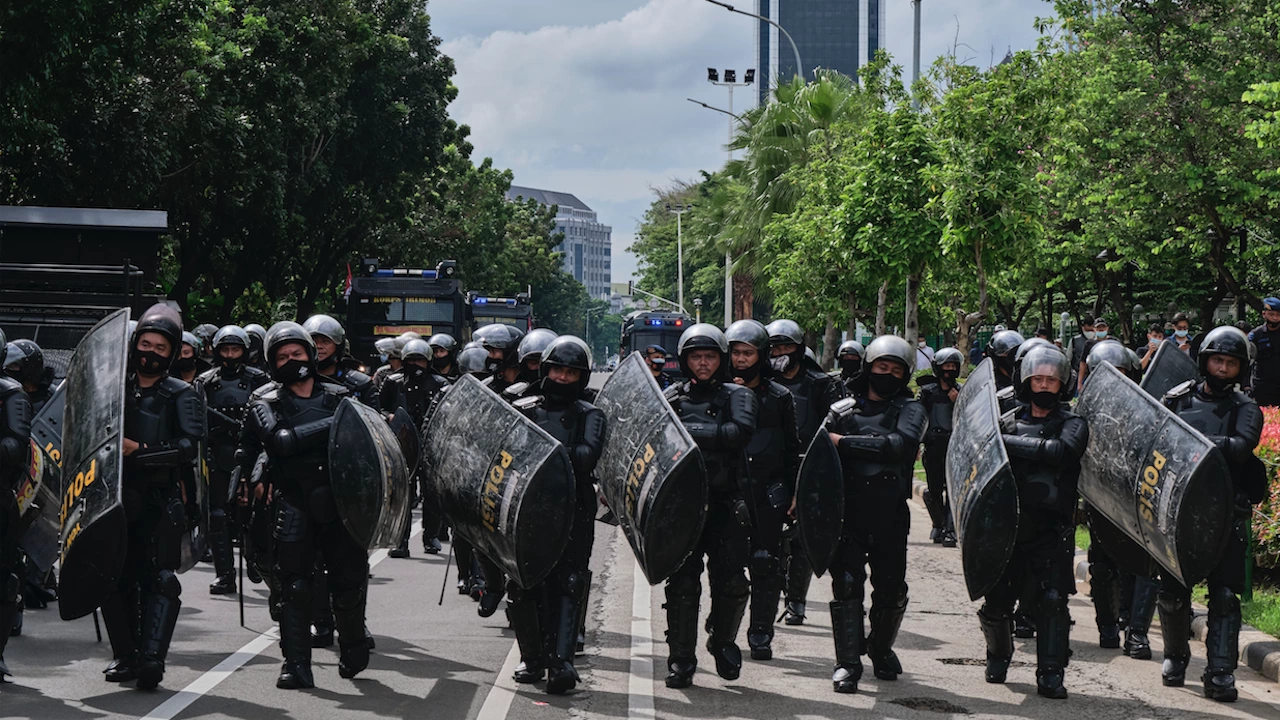 Индонезийската полиция съобщи че най малко 127 души са загинали и