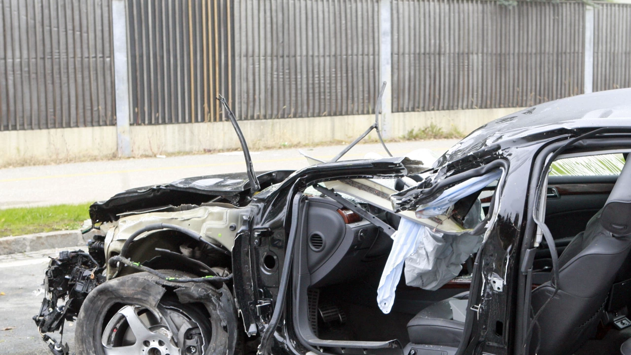 Катастрофа между два леки автомобила затвори пътя за Малко Търново