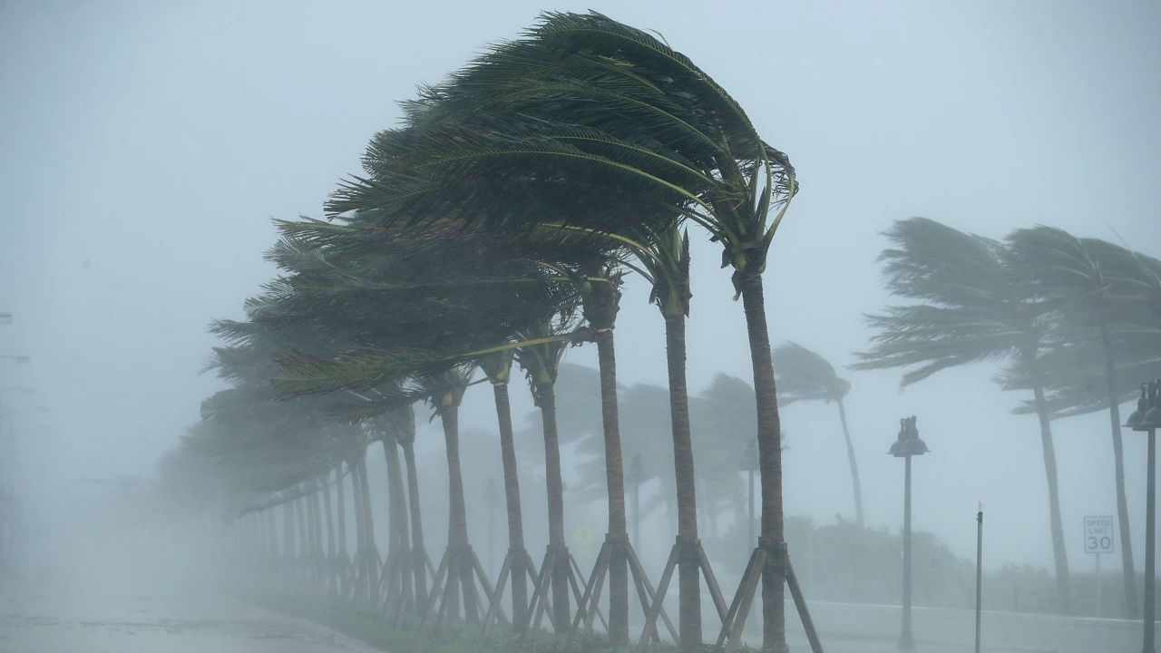 Ураганът Орлийн достигна сила от 4 степен докато се насочваше
