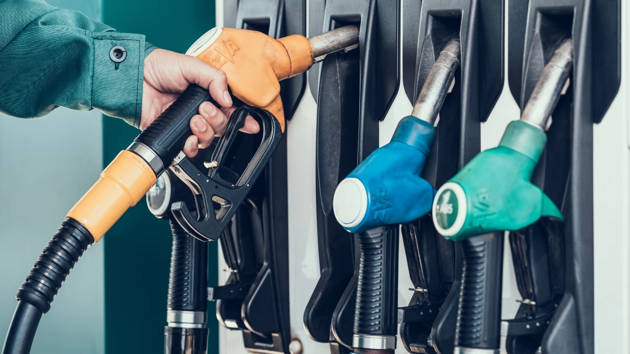 През уикенда цената на масовия бензин А95 падна под 3