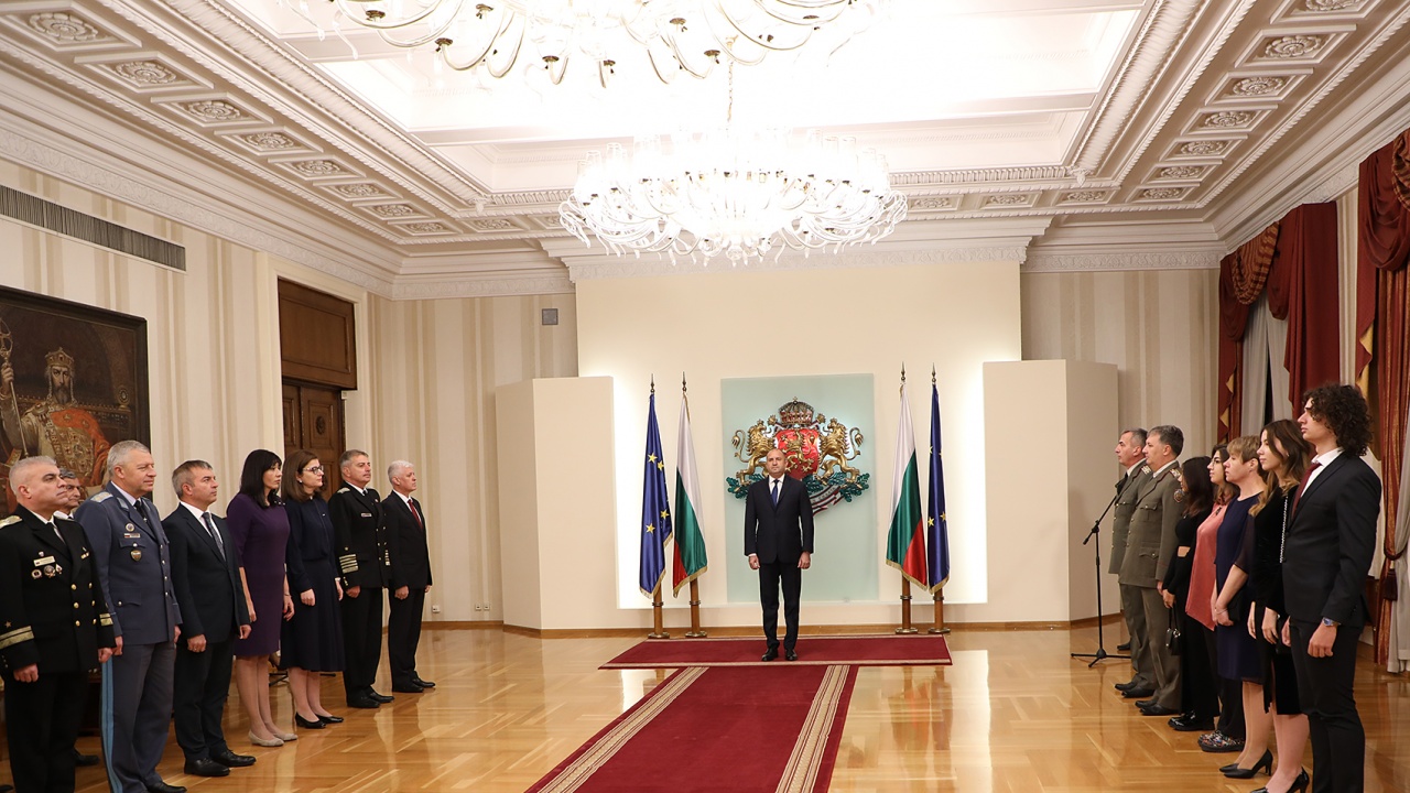 На церемония в Гербовата зала на Дондуков“ 2 държавният глава
