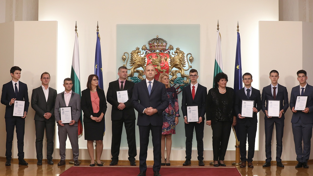 Румен Радев връчи отличията в 20-ото издание на президентската инициатива Награда "Джон Атанасов"