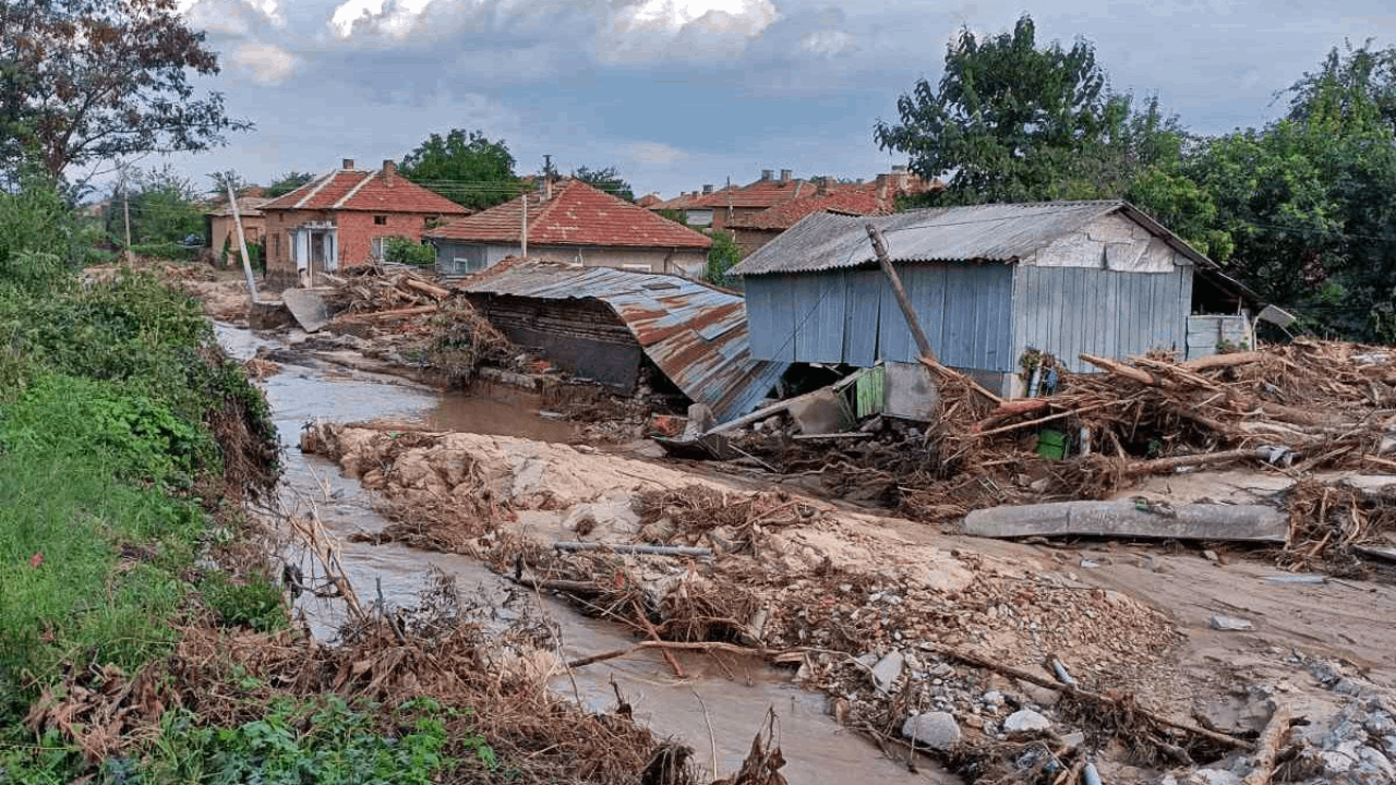 Пристигат първите жилищни фургони след наводнението в Карловско