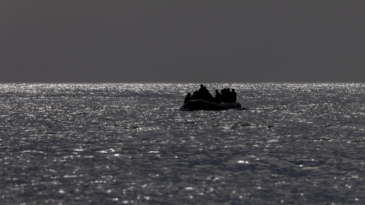 Най-малко 15 души загинаха, след като лодка с мигранти потъна