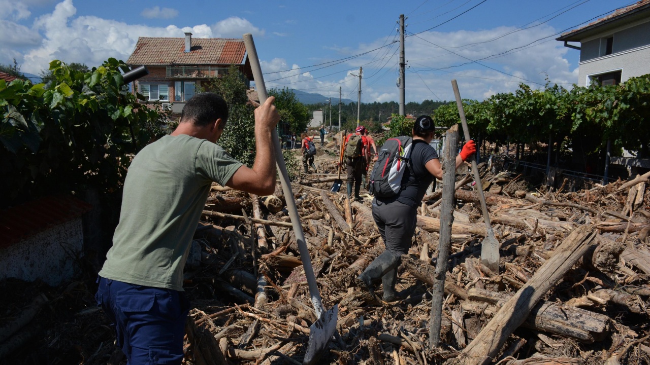 Какви са условията във фургоните, подсигурени след потопа в Карловско?