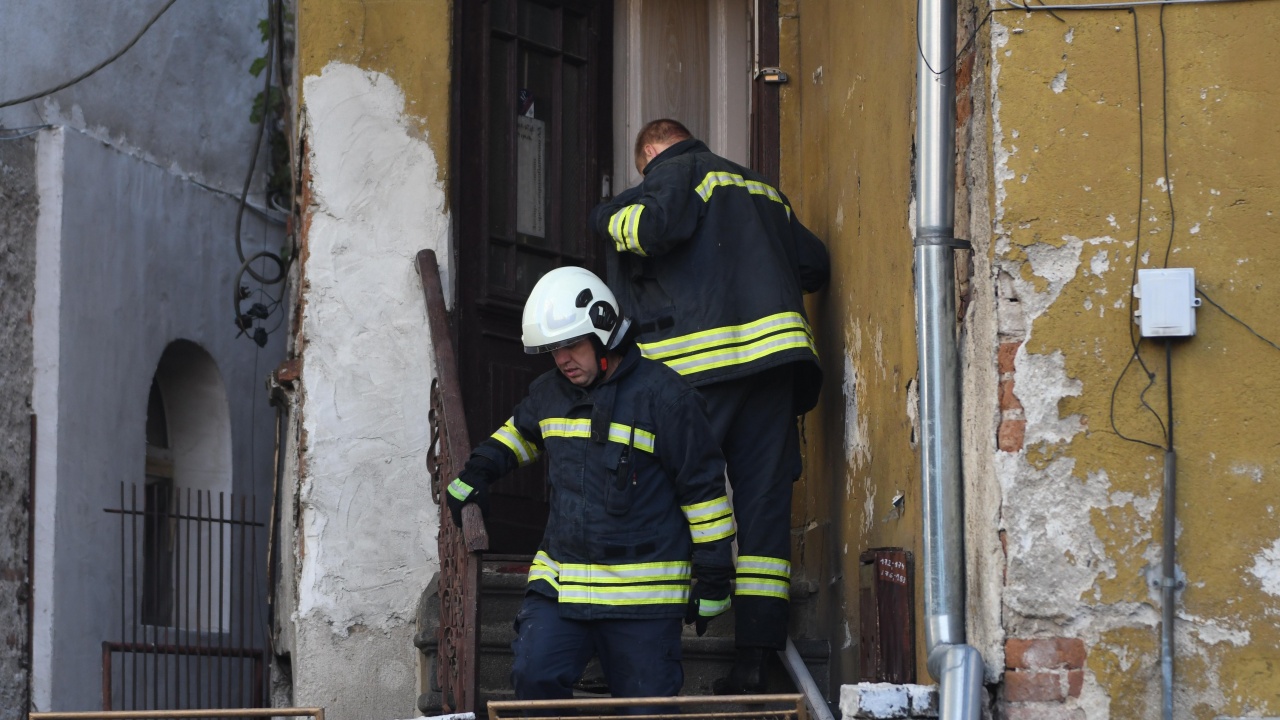 Пожар избухна в жилищна сграда в центъра на София