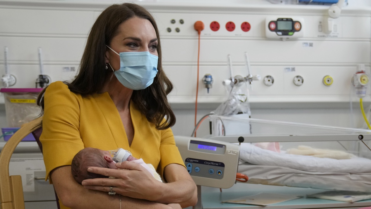 Прегръдки с Кейт: Принцесата посети родилното отделение в Кралската окръжна болница