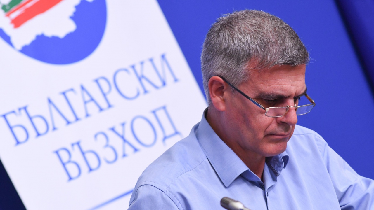 Янев с реакция на гоненето на журналисти от Костадинов