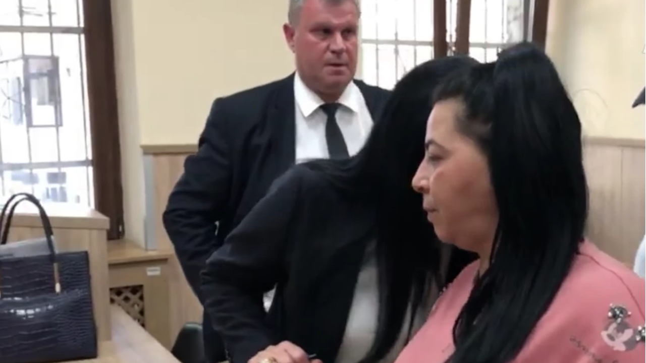 42-годишната Анка Михайлова, обвинена, че е пребила осиновената си дъщеря