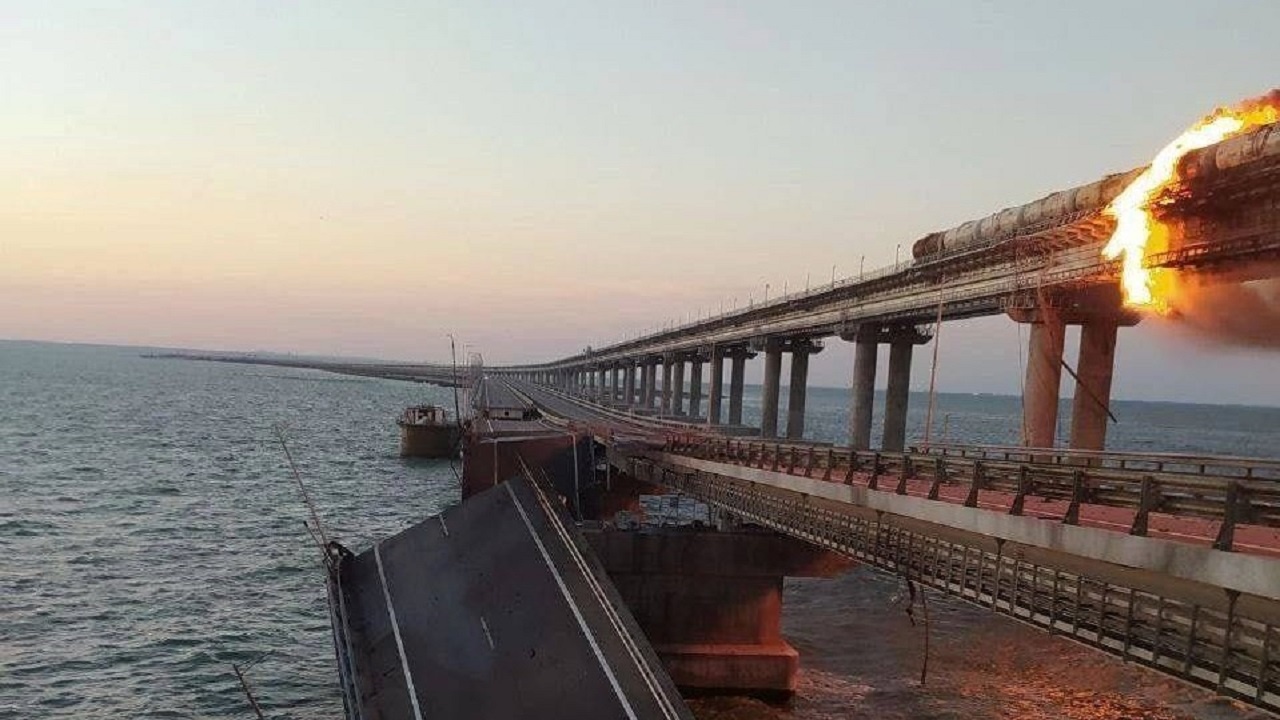 Цистерна с гориво се запали на Кримския мост