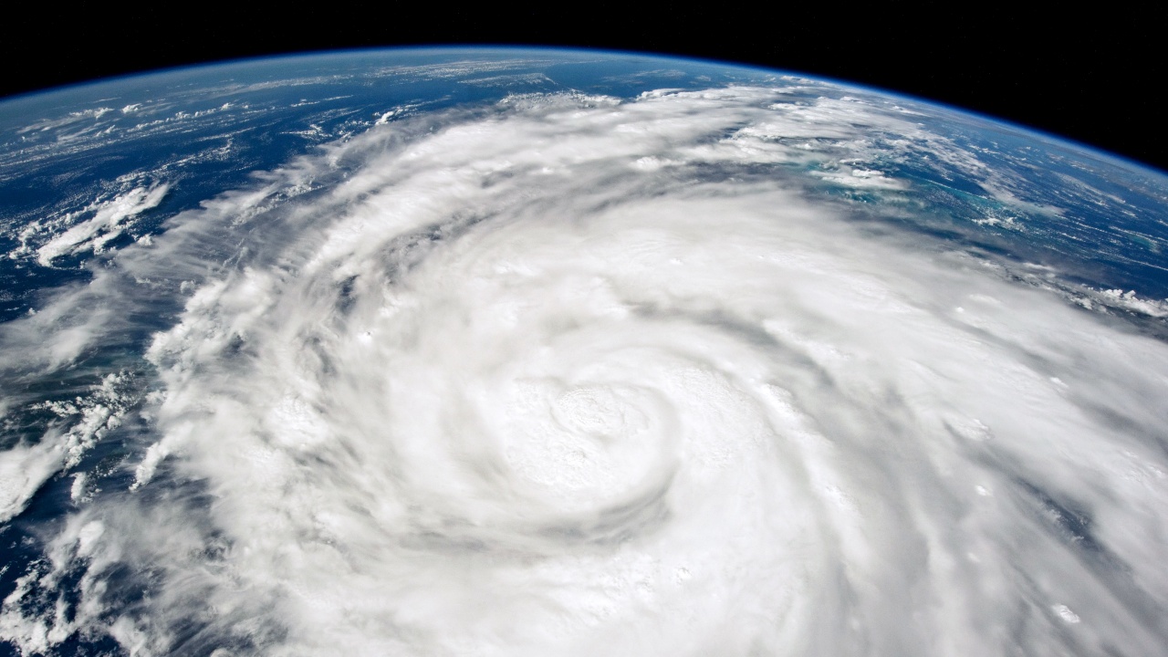 Тропическата буря Джулия прерасна в ураган, съобщи американският Национален център