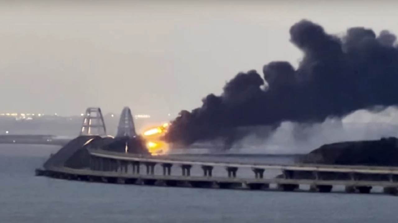 Експлозията на Керченския мост, който води от руския Краснодарски край