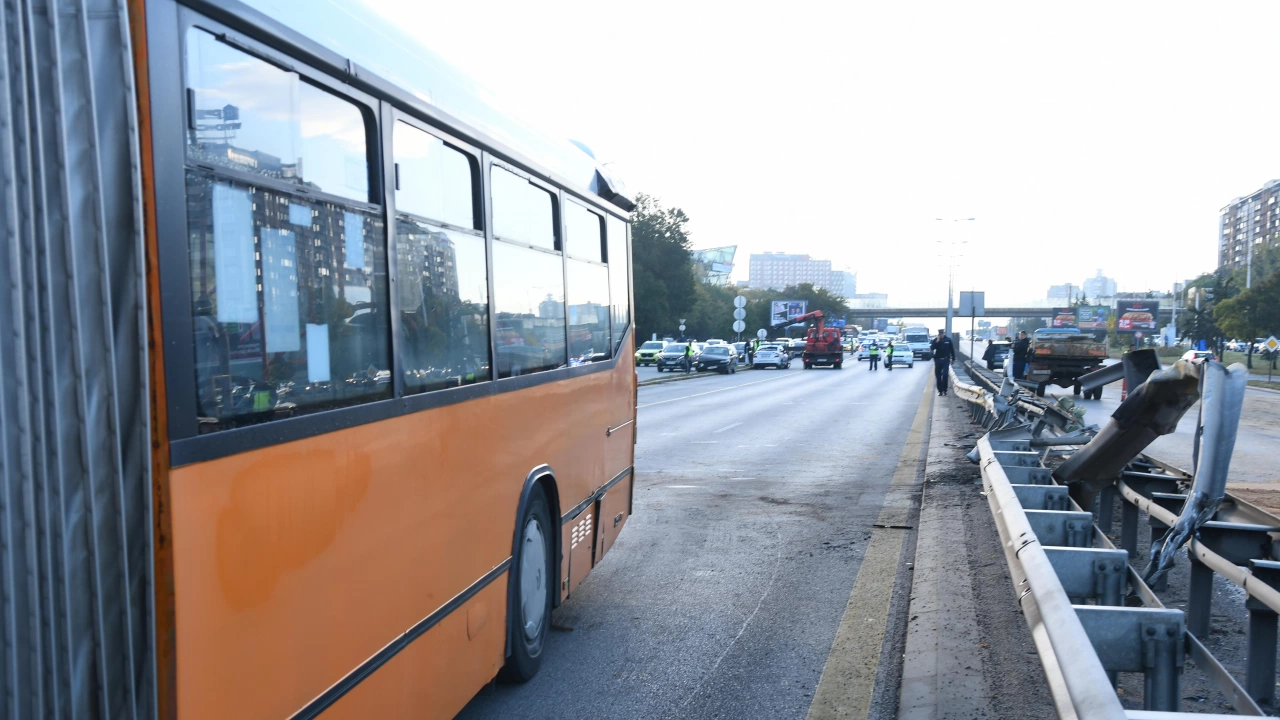 Кола се заби в автобус на градския транспорт на последната